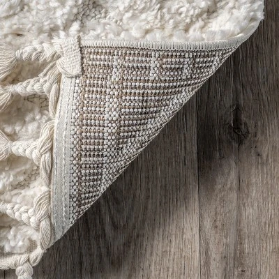 NuLOOM Akia Lattice High/Low Tassel Aea Rug 8 NuLOOM Akia Lattice High/Low Tassel Aea Rug - Image 6